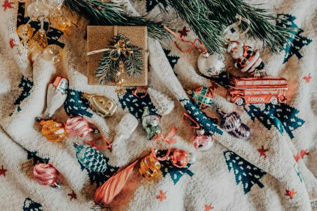kaboompics_Christmas-gift-and-colourful-tree-decorations-on-a-blanket-1440x960 kaboompics_Christmas-gift-and-colourful-tree-decorations-on-a-blanket-1440x960