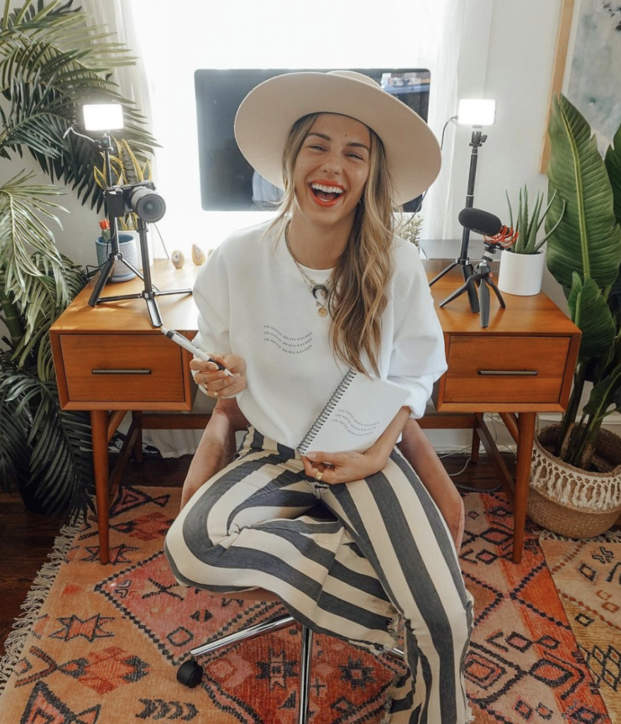 Jera foster-fell headshot 01 Jera foster-fell headshot 01 | TikTok Growth, Personal Branding, and Content Creation